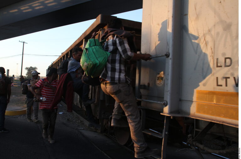 Suspenden temporalmente puentes ferroviarios en Texas por migrantes