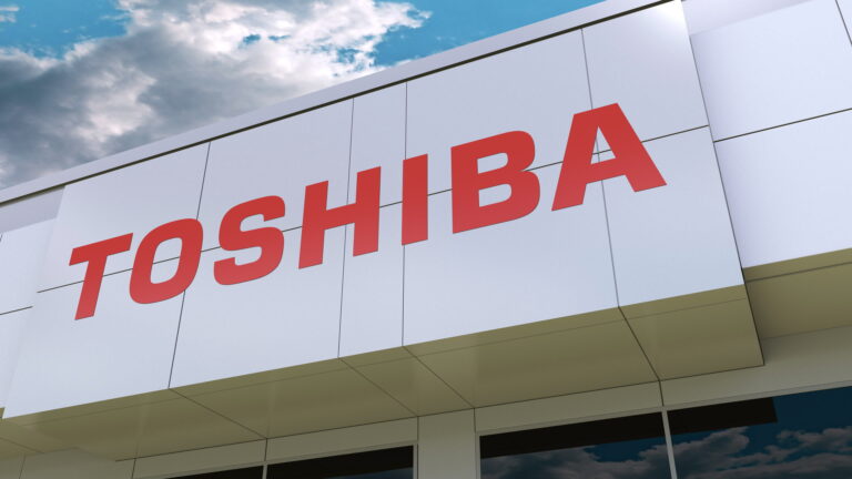 Toshiba sale de la lista de las bolsas de valores japonesas después de 74 años