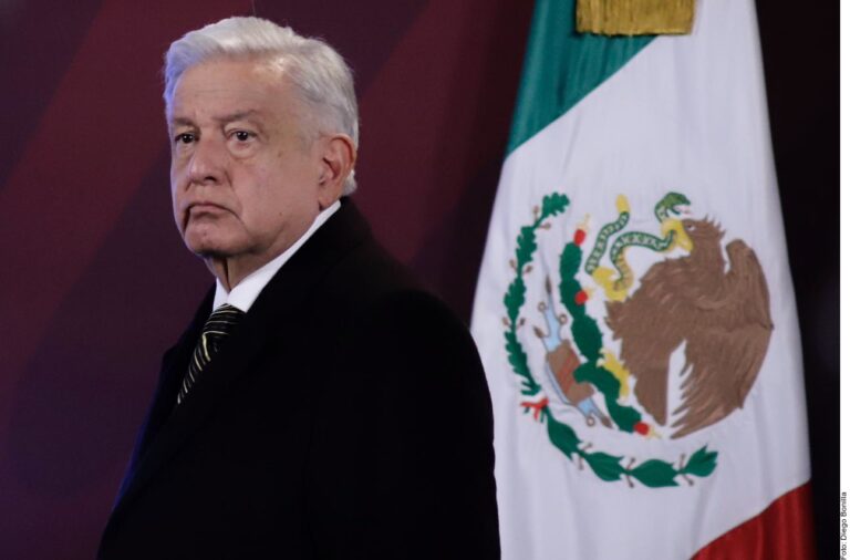 Urge AMLO ir al fondo de Segalmex; celebra entrega de Gavira