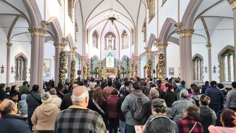 Visitan saltillenses a la Virgen de Guadalupe en su Santuario de Saltillo 