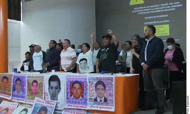 Acusan padres de los 43 de Ayotzinapa a AMLO de dividir y distraer