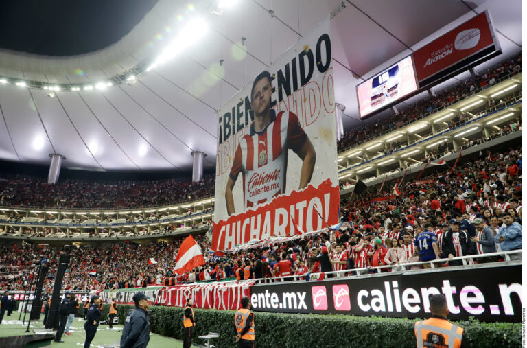 Celebra Checo Pérez regreso de Chicharito a Chivas