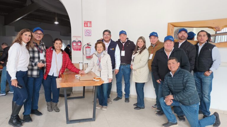 Celebran Rotarios con familias de Arteaga la llegada de los Reyes Magos