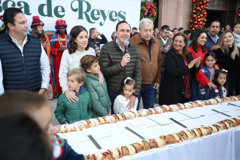 Comparten rosca de Reyes en Villamagia Coahuila