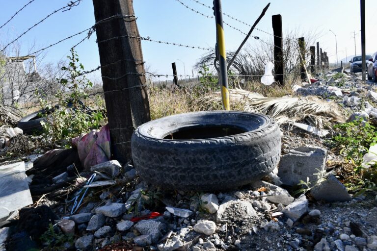 Convierten terrenos baldíos en basureros de la colonia Santa Fe de Ramos Arizpe; ayuntamiento apoyará con limpieza 