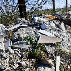 Convierten terrenos baldíos en basureros de la colonia Santa Fe de Ramos Arizpe; ayuntamiento apoyará con limpieza 3
