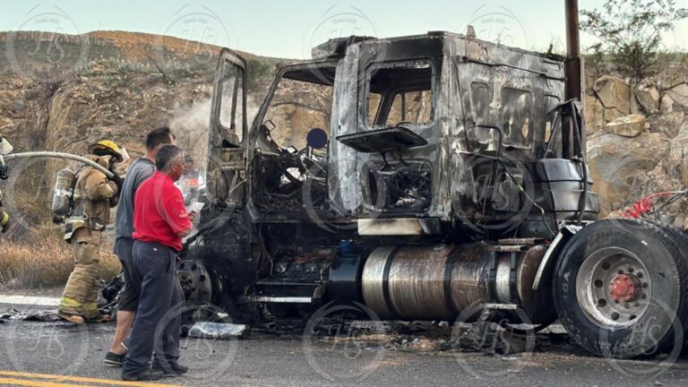 Corto circuito provoca incendio en una unidad de carga en la carretera a Monclova