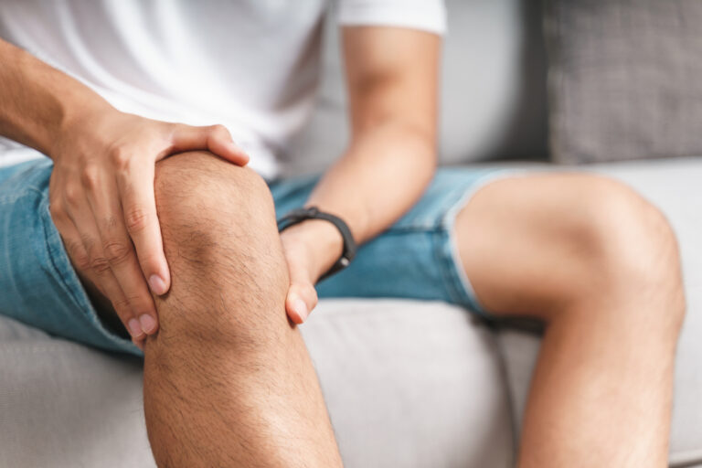 ¿Qué causa el dolor de rodilla y cómo tratarlo?