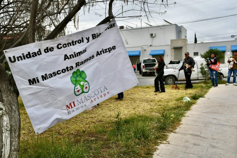 Familias del oriente de Ramos Arizpe responden a jornada de vacunación para mascotas 