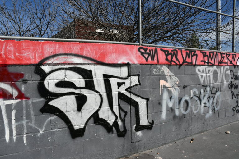 Grafiti invade cancha de usos múltiples en la colonia La Teneria; autoridades apoyarán en su restauración 