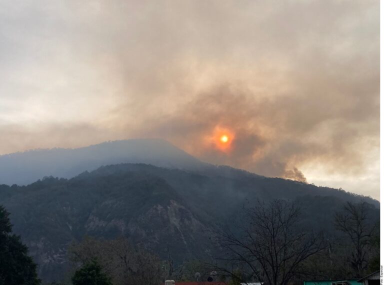 Luchan contra incendio en Sierra de Iturbide, Nuevo León