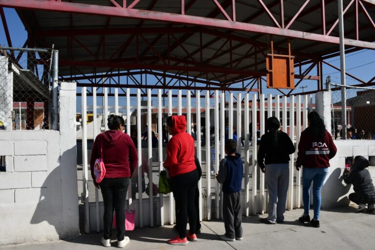 Madres de familia en primaria “Maestros Coahuilenses” piden a autoridades nombramiento de director y maestro 