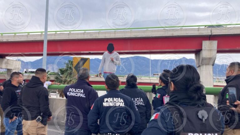 Se lanza desde puente vehicular en Saltillo y sobrevive; policías intentaron convencerlo de desistir