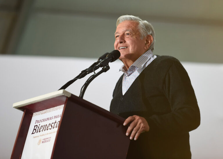 Va AMLO por reforma salarial y de pensiones