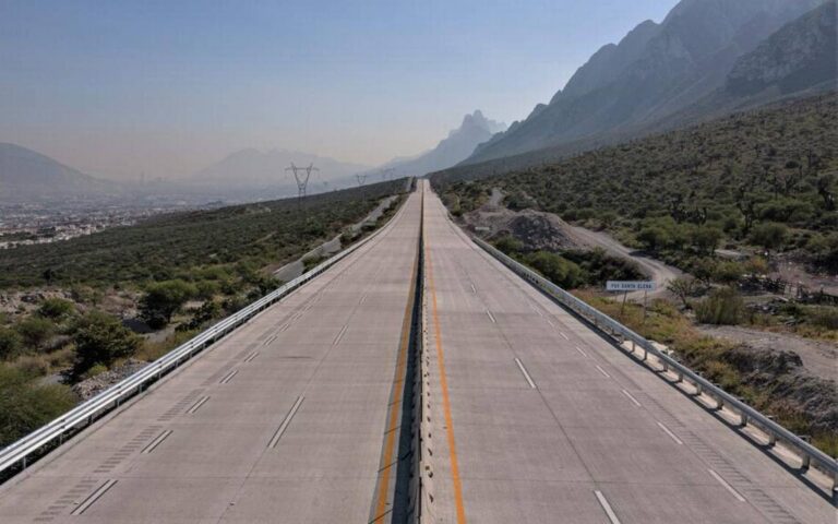 Apedrean a vehículos en Autopista Saltillo-Monterrey