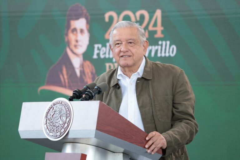 Arremete AMLO contra narcos por repartir despensas