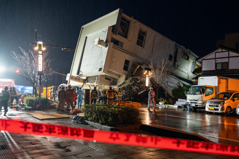 Aumentan a 92 muertos y 242 desaparecidos las víctimas por terremotos en Japón