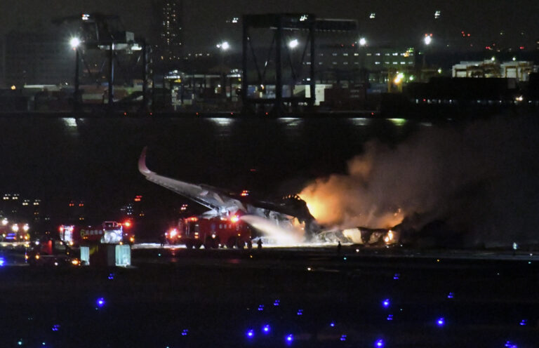 Chocan aviones en aeropuerto de Tokio; mueren 5 tripulantes