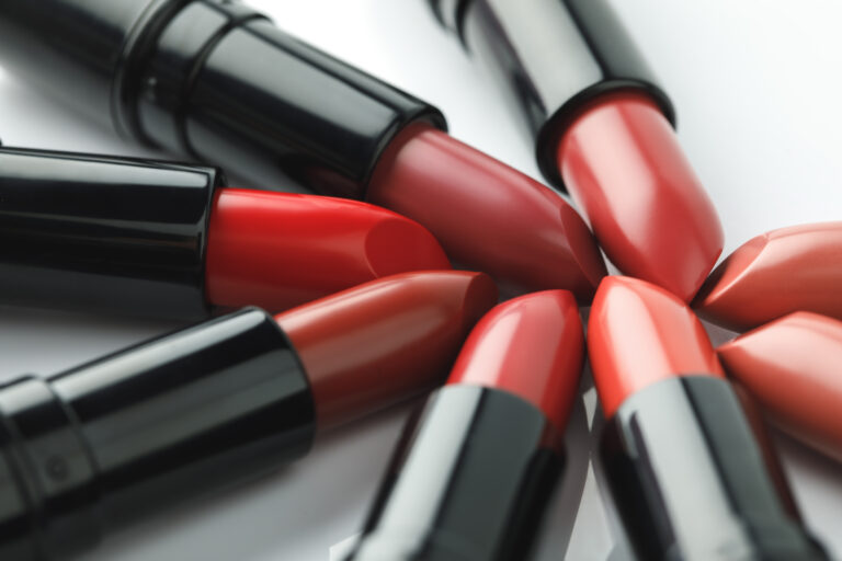 Denuncian presencia de contaminantes metálicos en labiales de Chanel, Armani y otras marcas