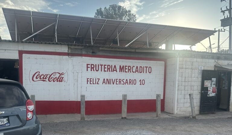 El “Mercadito”, la frutería que ha desafiado a Wal-Mart, Soriana y HEB