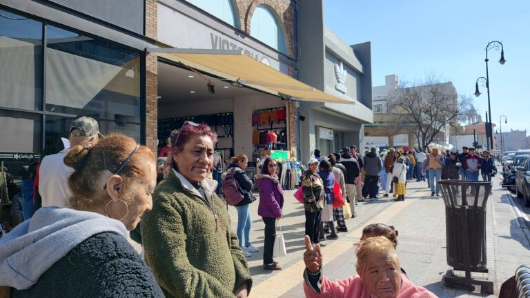 En lugar de dar solución, traslada Banco del Bienestar a calle Victoria larga fila para cobro de pensión