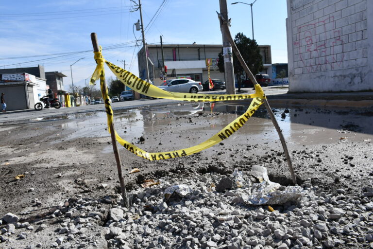 Fuga de agua en colonia Jardines de Analco aqueja a vecinos; autoridades apoyarán en su reparación