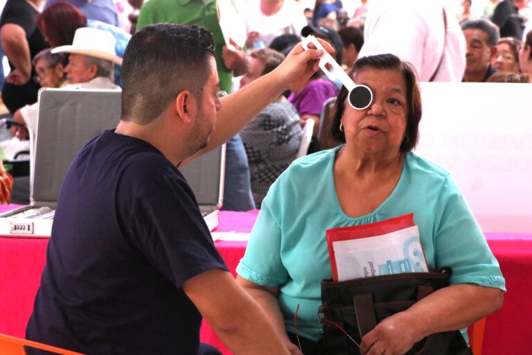 Harán revisión postoperatoria a adultos mayores beneficiados con cirugías de cataratas en Torreón