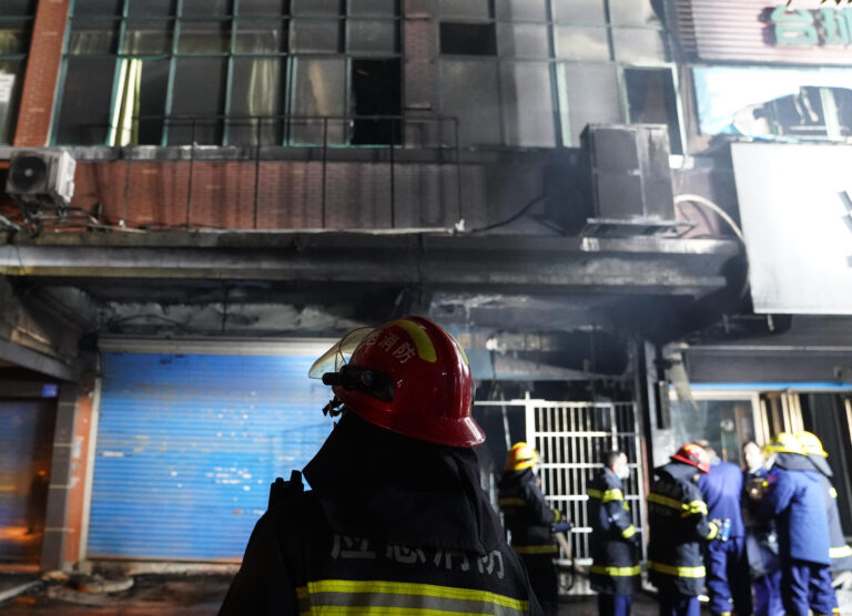 Incendio en edificio en China deja al menos 39 muertos