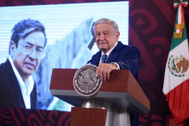 José Agustín, lectura para comprender corrupción.- López Obrador  