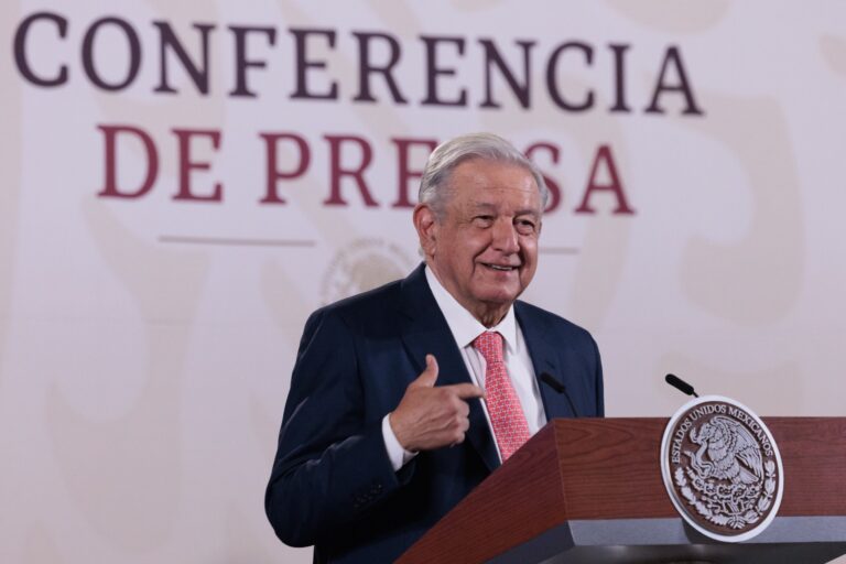 Plantea AMLO que Gobierno administre y aporte a pensiones