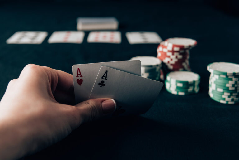 Desentrañando la estrategia: las combinaciones de poker que debes conocer