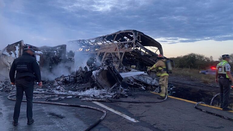 Reportan al menos 19 muertos por accidente carretero en Sinaloa