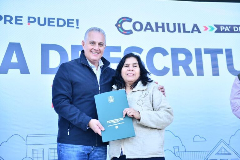 Román Cepeda entrega escrituras a familias de Torreón para darles certeza jurídica de sus hogares