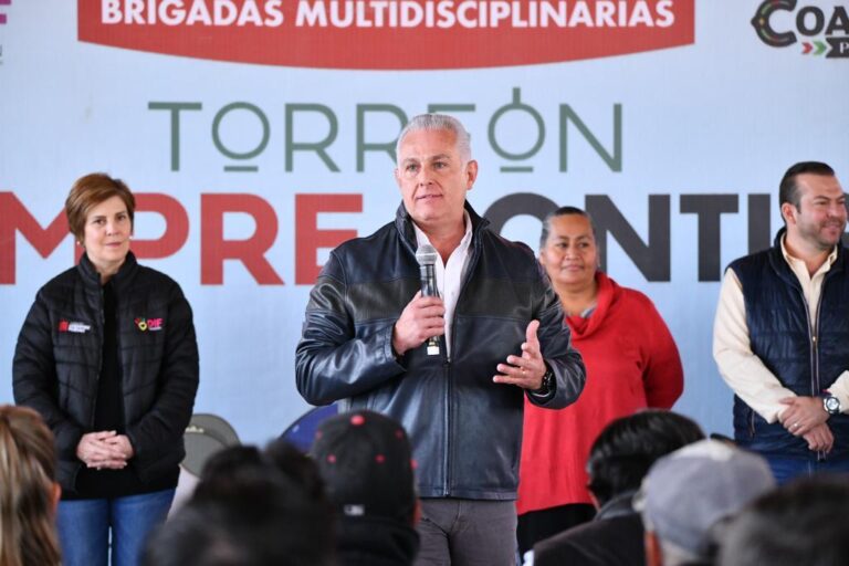 Román Cepeda atiende con brigada de servicios a habitantes de la colonia Lázaro Cárdenas en Torreón