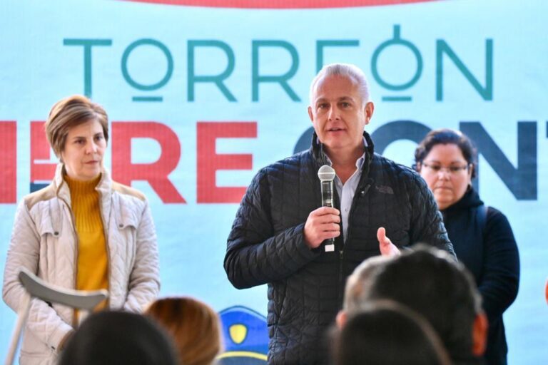 Román Cepeda encabeza brigada de servicios en la colonia Vicente Guerrero, en Torreón