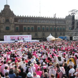 Acuden al Zocalo en defensa de_2163112