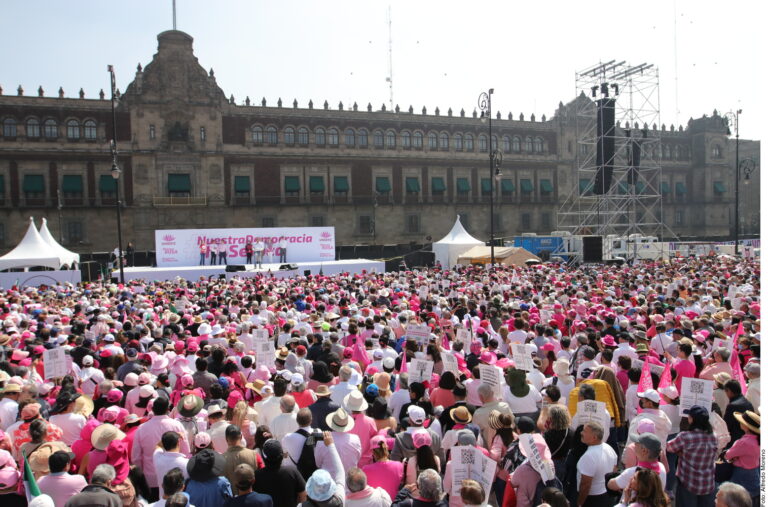 Inunda marea rosa el Zócalo de la CDMX en defensa de la Democracia