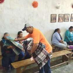 Apoyan a familias de ejido San Martín de las Vacas; entregan donación de prendas y calzado 