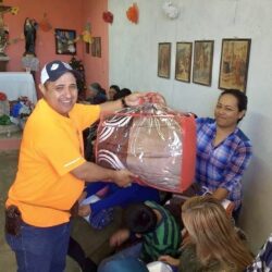 Apoyan a familias de ejido San Martín de las Vacas; entregan donación de prendas y calzado 3