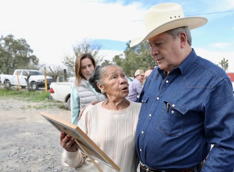 Atiende Chema Fraustro a la gente del campo