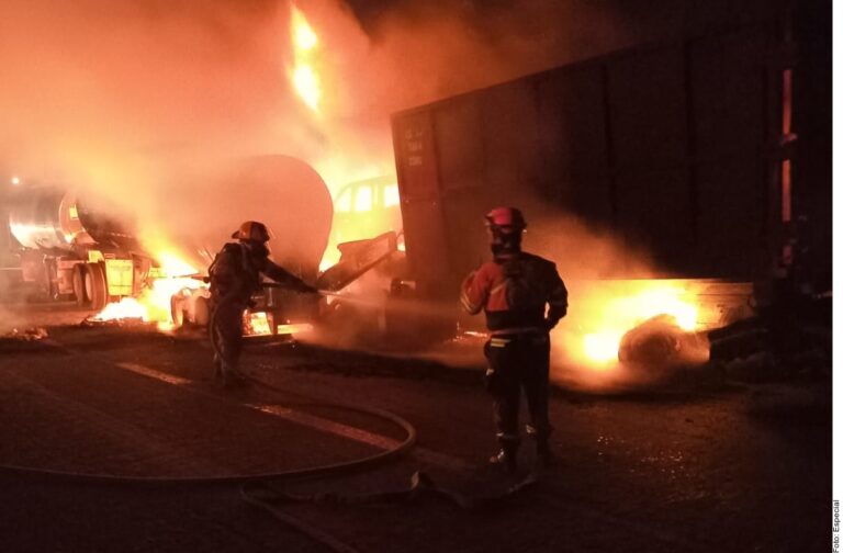 Choque múltiple e incendio en Autopista Saltillo-Monterrey provoca cierre por dos horas