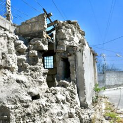 Colapso de vivienda en barrio El Baratillo obstruye paso de automovilistas; autoridades apoyarán con retiro de escombro 