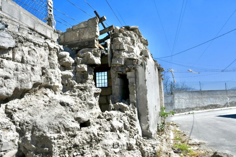 Colapso de vivienda en barrio El Baratillo obstruye paso de automovilistas; autoridades apoyarán con retiro de escombro 