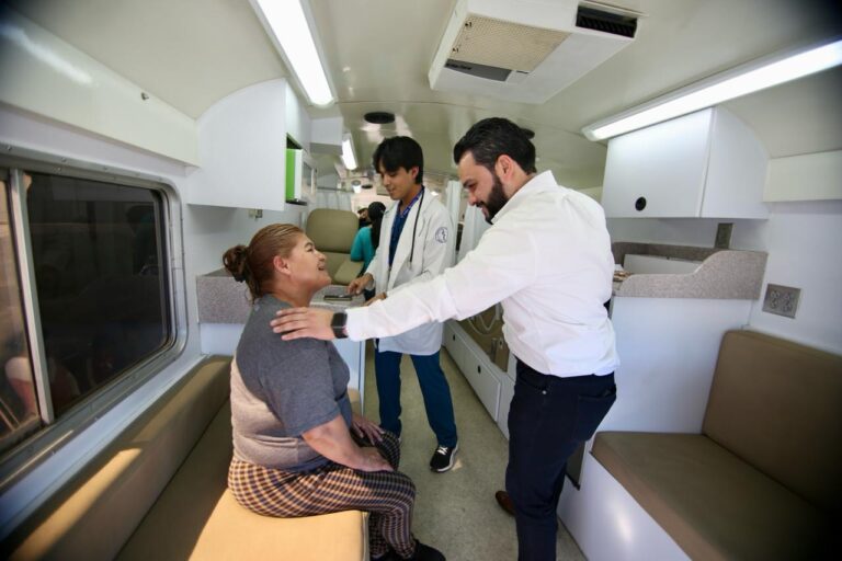 Continúa Alberto Hurtado con recorridos del módulo móvil de atención médica valorando a las familias saltillenses; este miércoles visitaron la colonia Misión Cerritos