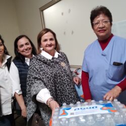 Damas del Club Rotario de Saltillo donan pañales para adulto y agua embotellada para pacientes del Hospital General