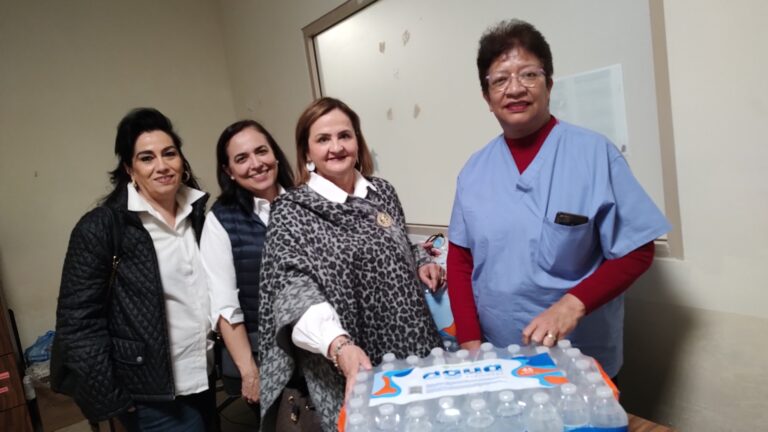 Damas del Club Rotario de Saltillo donan pañales para adulto y agua embotellada para pacientes del Hospital General