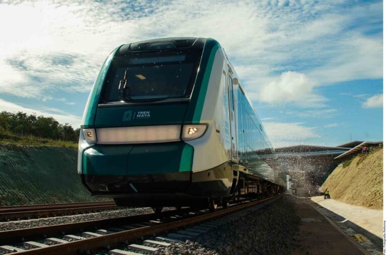 Sale de vía vagón del Tren Maya en Yucatán