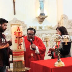 En misa, bendicen garganta de saltillenses 1