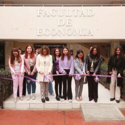 Estudiantes de la Facultad de Economía en la Jornada Economía y Género inauguran Exposición de economistas destacadas en el mundo3