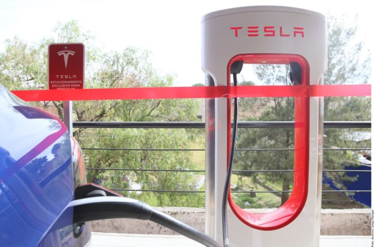 Filtran salario de Tesla en EU: 22 a 39 dólares la hora